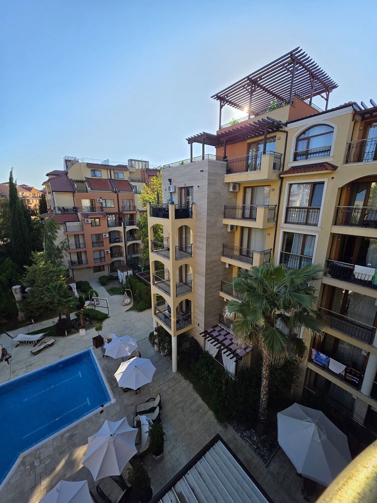 Herrliche Wohnung mit einem Schlafzimmer in einer Anlage in Sonnenstrand – Blick auf den Pool; Stil und Komfort