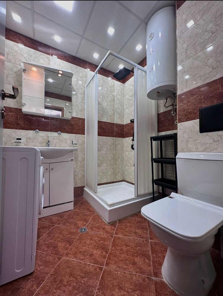 Zwei-Zimmer-Wohnung mit teilweisem Meerblick in Sveti Vlas – möbliert, nach Renovierung, in einer luxuriösen geschlossenen Anlage