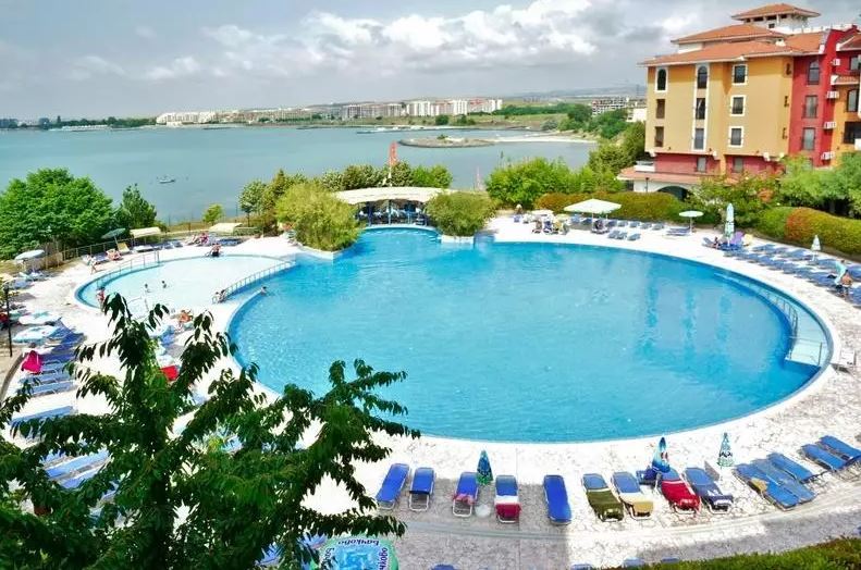 Geräumige Drei-Zimmer-Wohnung mit direktem Meerblick in Aheloy – Komfort, Luxus und familienfreundliches Wohnen