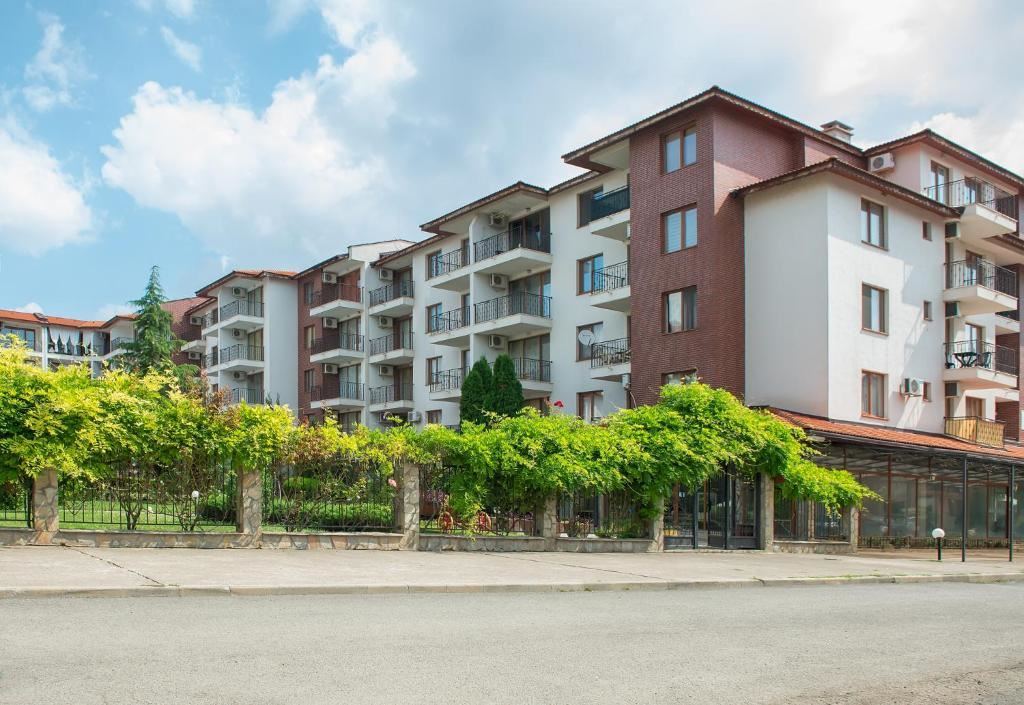 Geräumiges Erdgeschoss-Studio mit großer Terrasse und Möglichkeit zur Ein-Zimmer-Wohnung – Sicherheit und Komfort in Nessebar