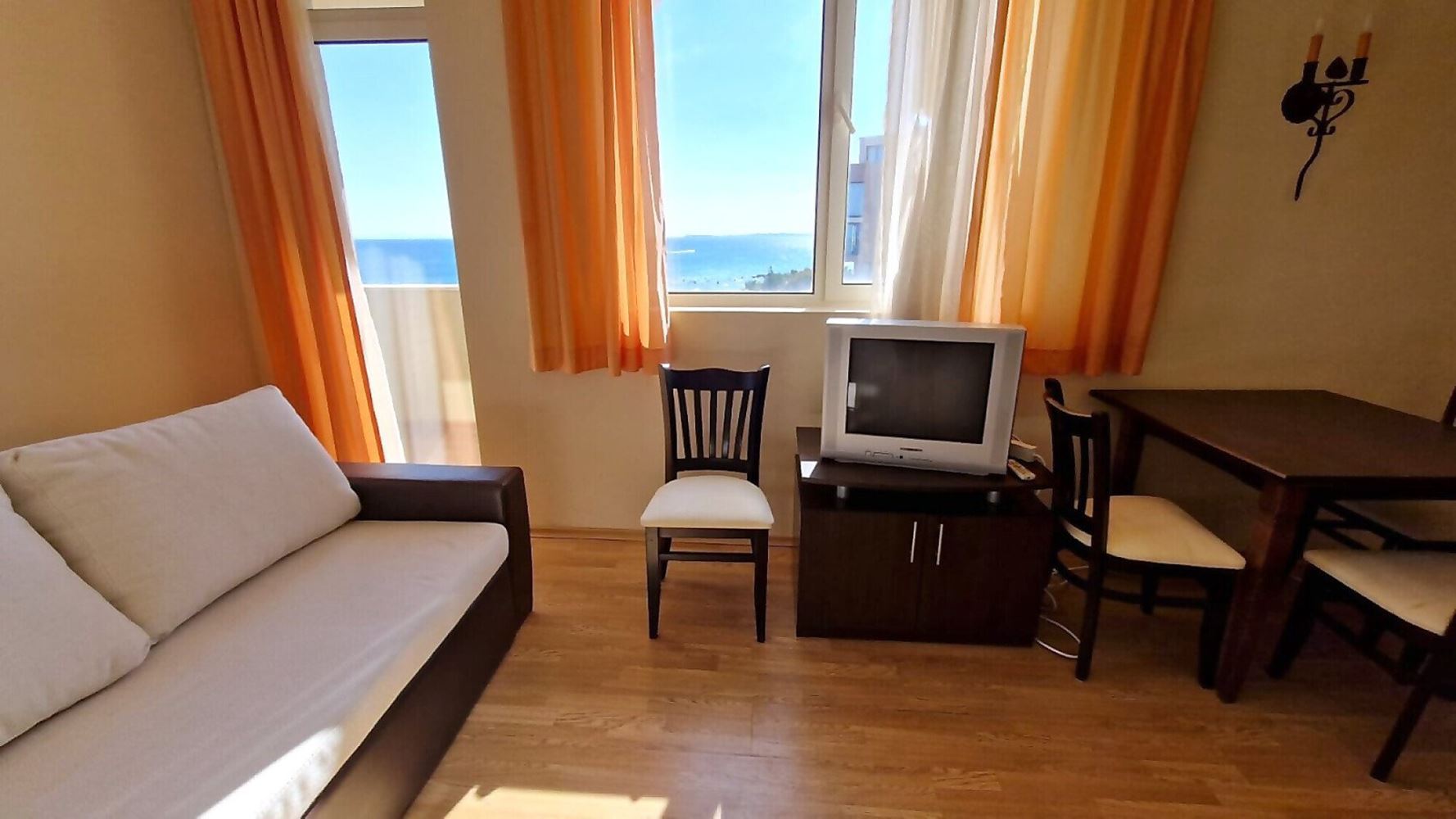 Wohnung mit einem Schlafzimmer und atemberaubendem Panoramablick auf das Meer in erster Meereslinie in Elenite