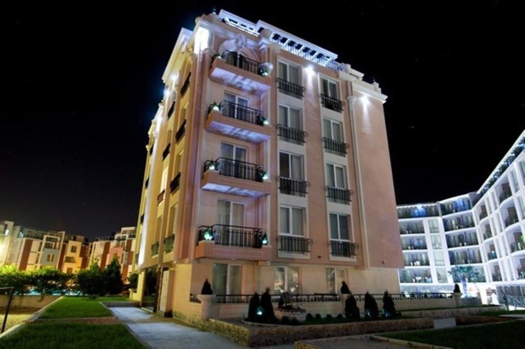 Großzügiges Studio-Apartment mit getrennten Wohnbereichen in einer prestigeträchtigen Anlage nahe Cacao Beach in Sunny Beach