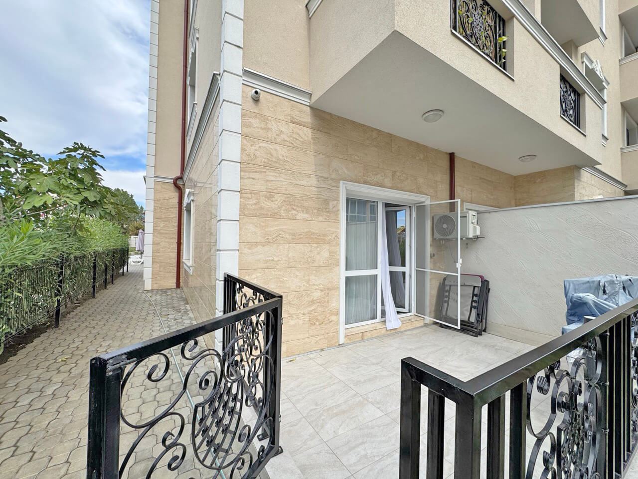 Geräumige Wohnung mit einem Schlafzimmer, großer Terrasse und Poolblick in Sonnenstrand