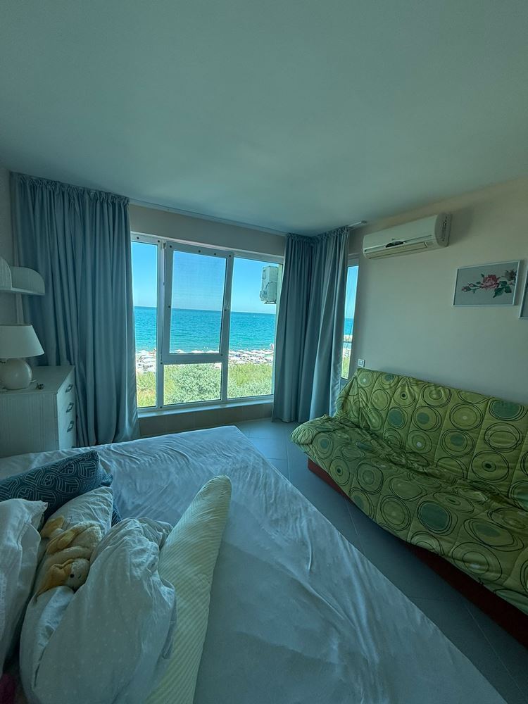 Direkter Meerblick – großzügige 2-Zimmer-Wohnung in erster Meereslinie in Pomorie