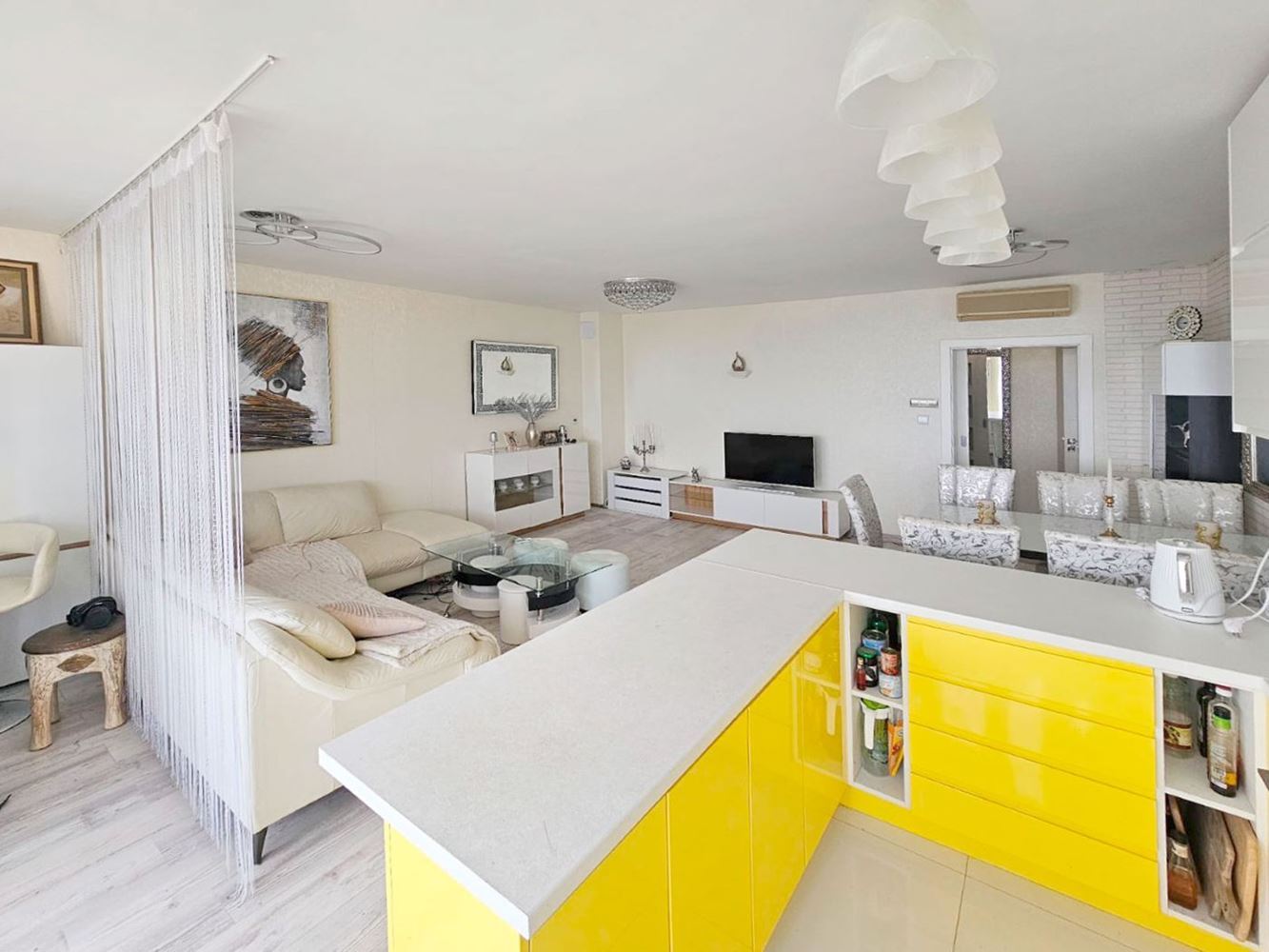 Luxuriöse Drei-Zimmer-Wohnung mit Meerblick in erster Linie in Ravda – 114 m², zwei Terrassen und maximaler Komfort