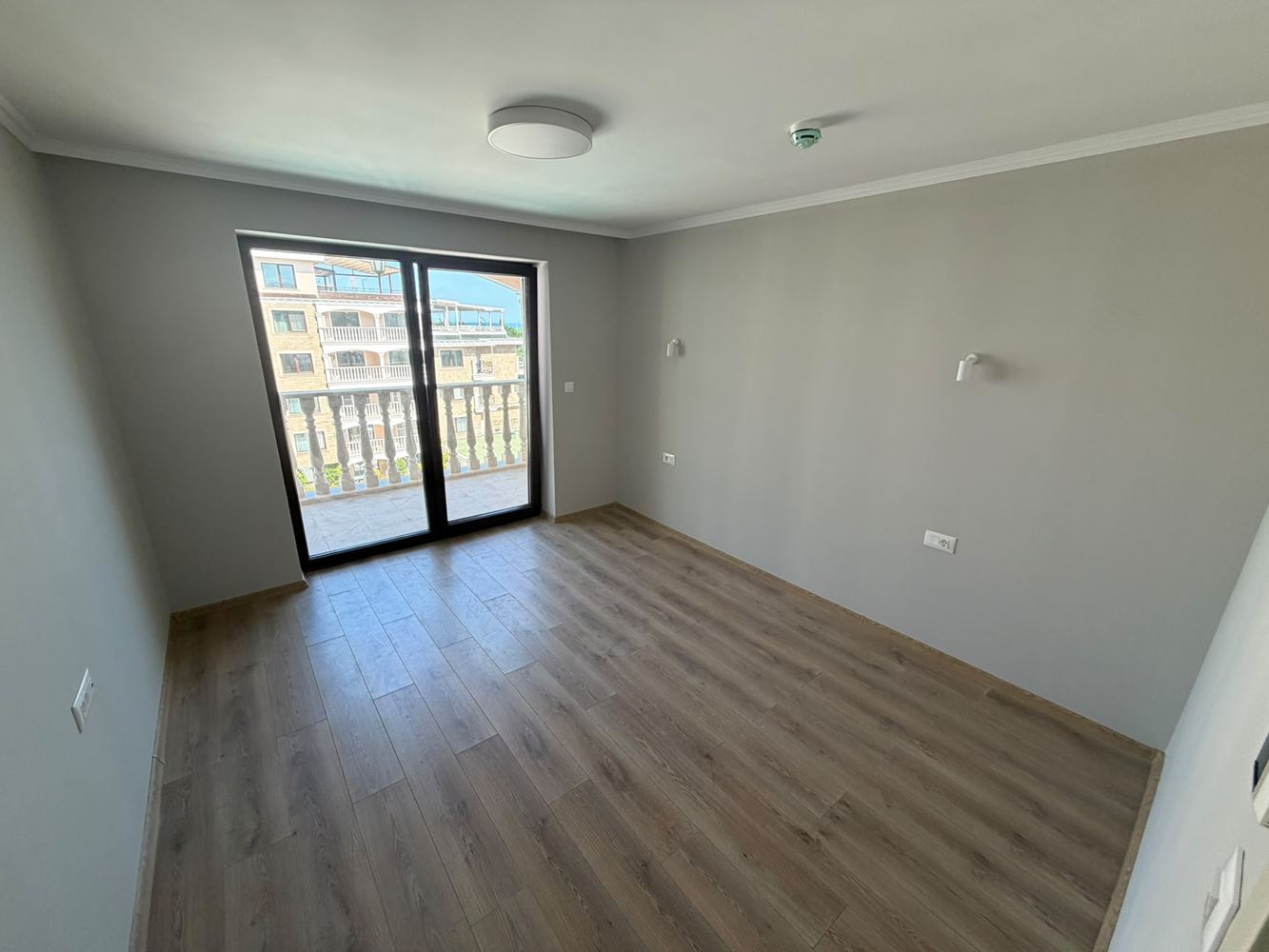 Neue 2-Zimmer-Wohnung mit Pool- und Meerblick in einem luxuriösen First-Line-Komplex in Nessebar