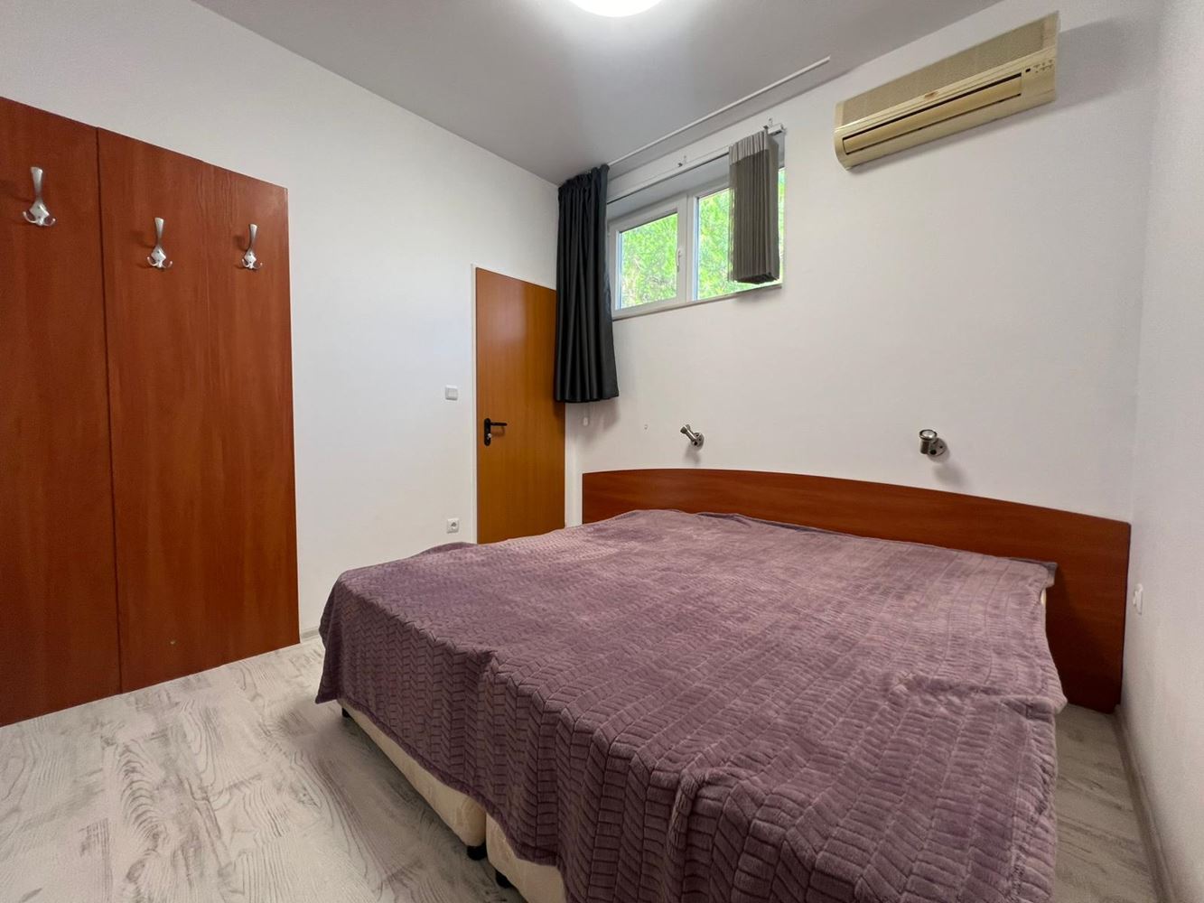 Großzügige Drei-Zimmer-Wohnung (Apartment mit zwei Schlafzimmern) mit großer Terrasse und Parkplatz in Sozopol – nahe Harmani-Strand