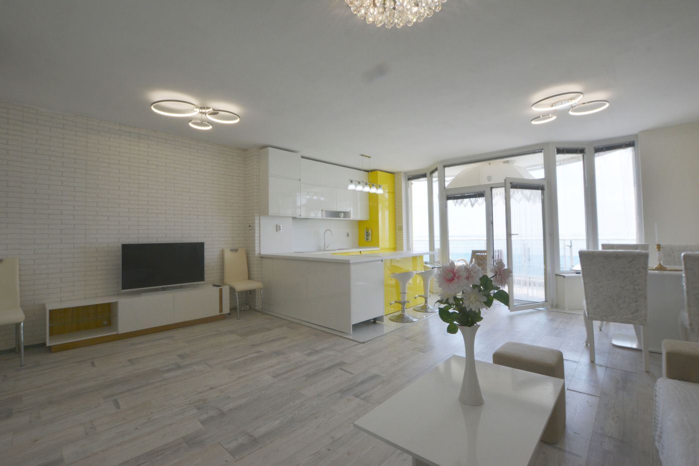 Luxuriöse Drei-Zimmer-Wohnung mit Meerblick in erster Reihe in Ravda – 114 m², zwei Terrassen und maximaler Komfort