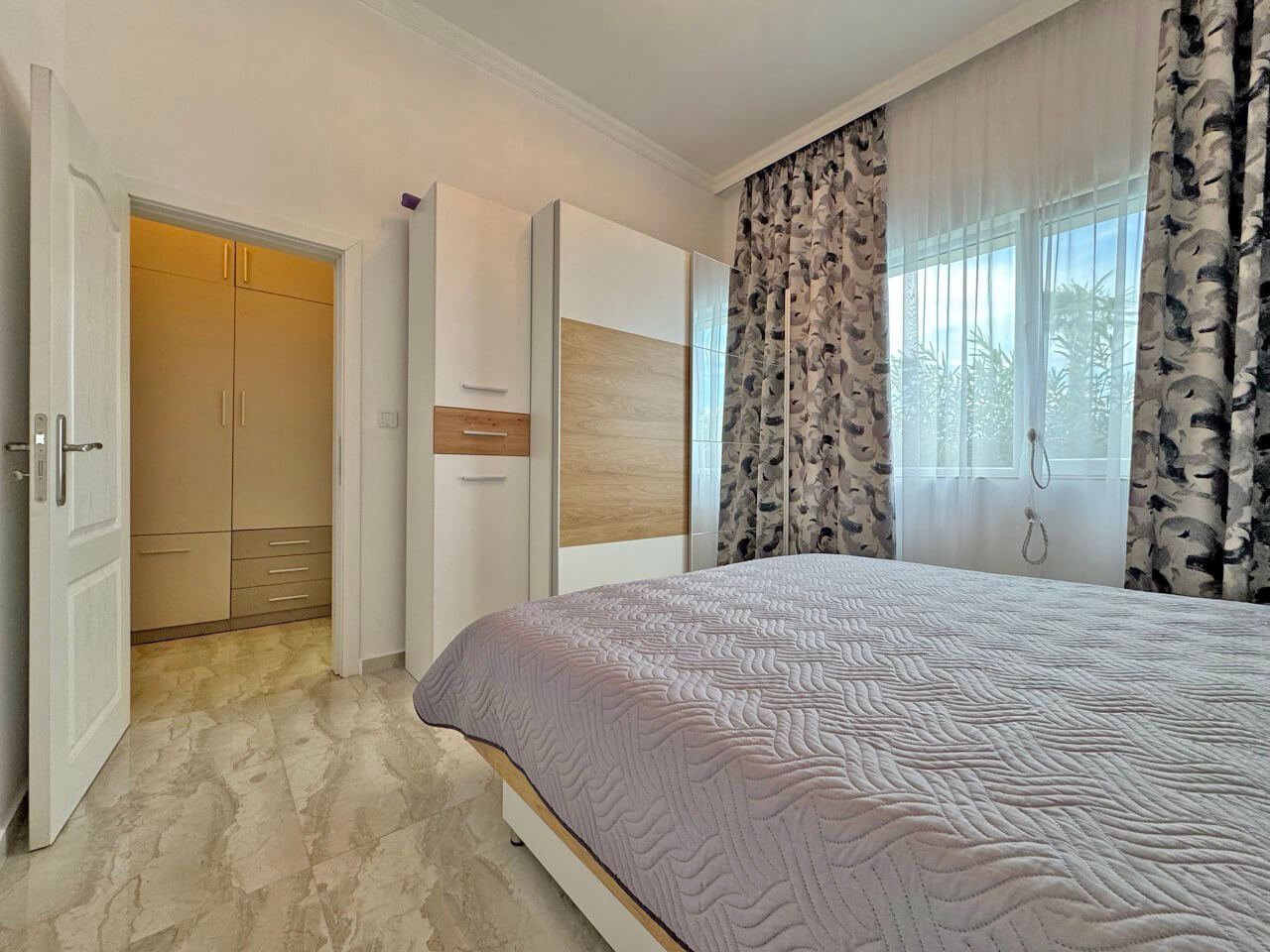 Geräumige Wohnung mit einem Schlafzimmer, großer Terrasse und Poolblick in Sonnenstrand