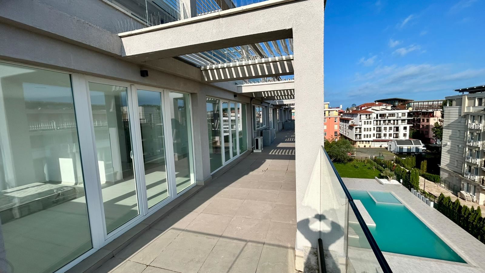 Sonnenstrand – neue Drei-Zimmer-Wohnung (Apartment mit zwei Schlafzimmern) mit großer Terrasse und Poolblick