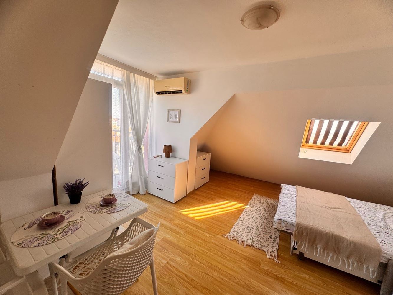 Stilvolles Studio mit Panoramaterrasse in Pomorie – niedrige Instandhaltungsgebühr, Südausrichtung und ausgezeichnete Lage nahe dem Meer
