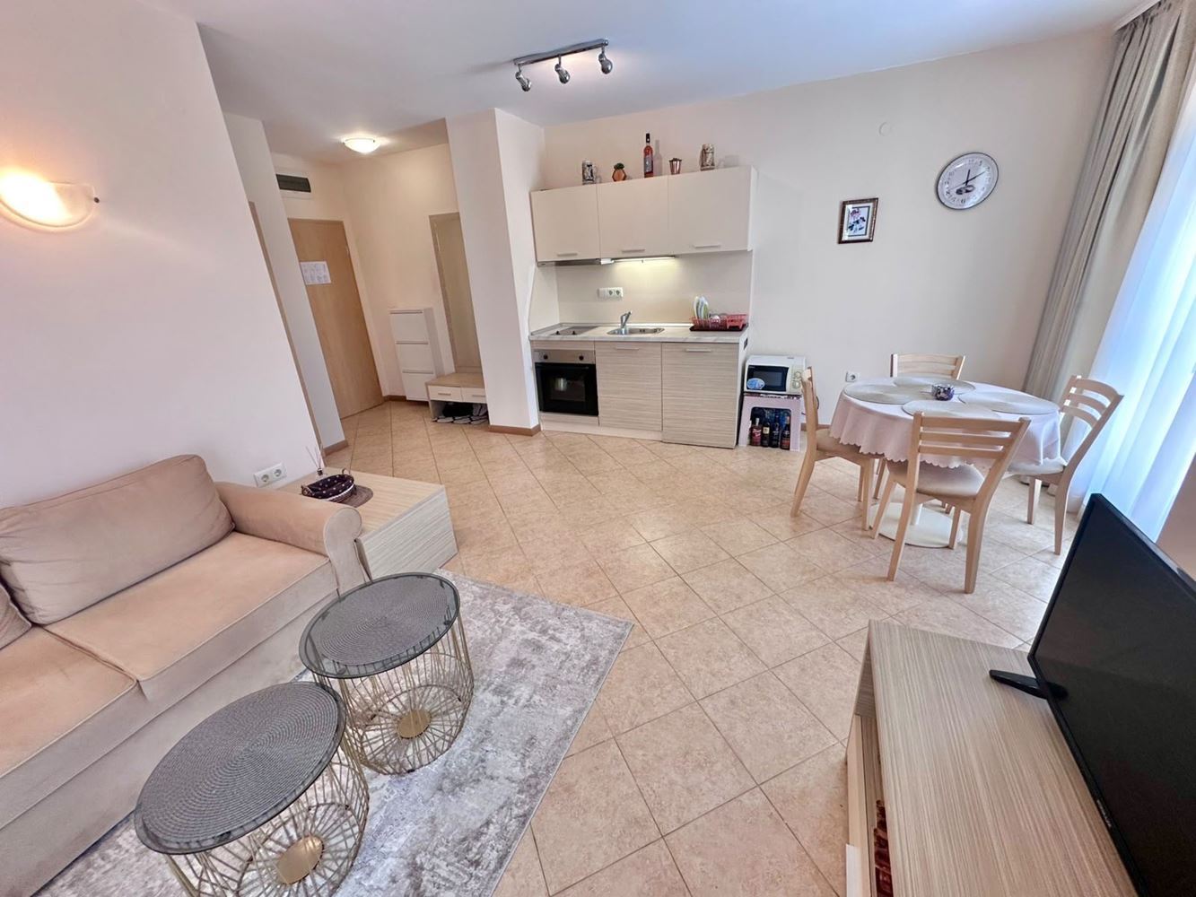 Einzigartige 2-Zimmer-Wohnung mit Balkon und Poolblick in einer prestigeträchtigen Anlage in Sonnenstrand