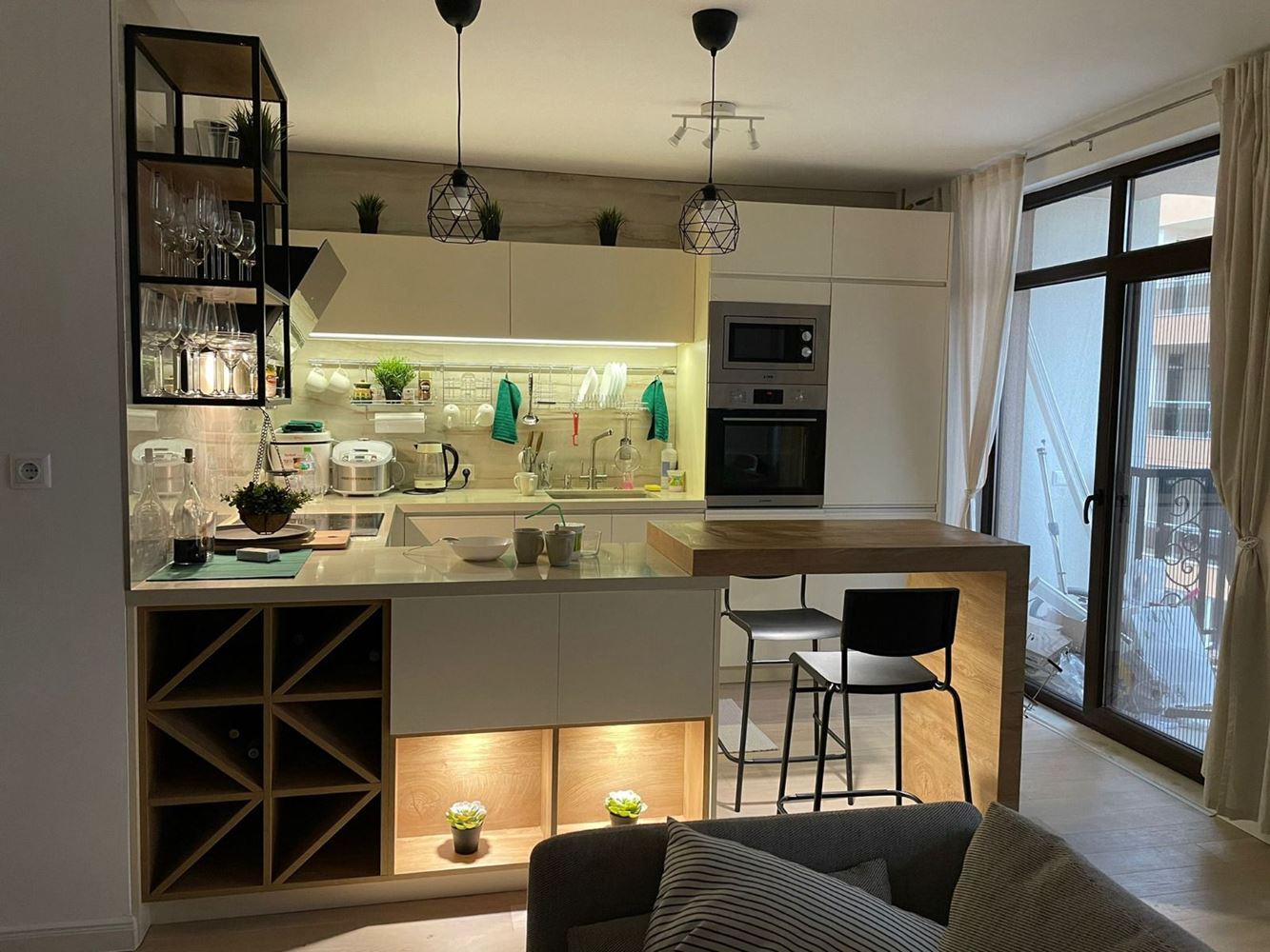 Geräumige Fünfzimmerwohnung mit Meerpanorama in Pomorie – Komfort, Stil und Funktionalität für eine große Familie