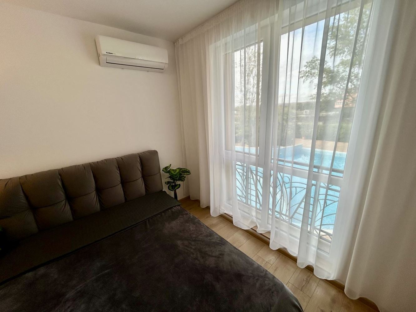 Zwei-Zimmer-Oase in einem neuen Luxuskomplex in Sonnenstrand – mit Poolblick
