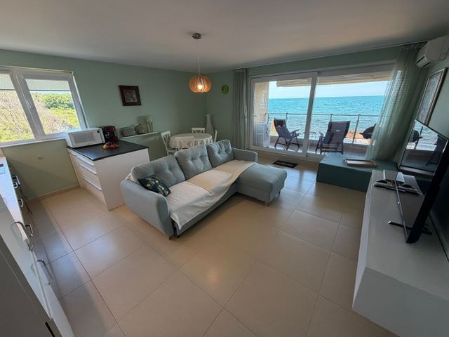 Geräumiges Appartment mit zwei Schlafzimmern in erster Meereslinie mit frontalem Panoramablick auf das Meer