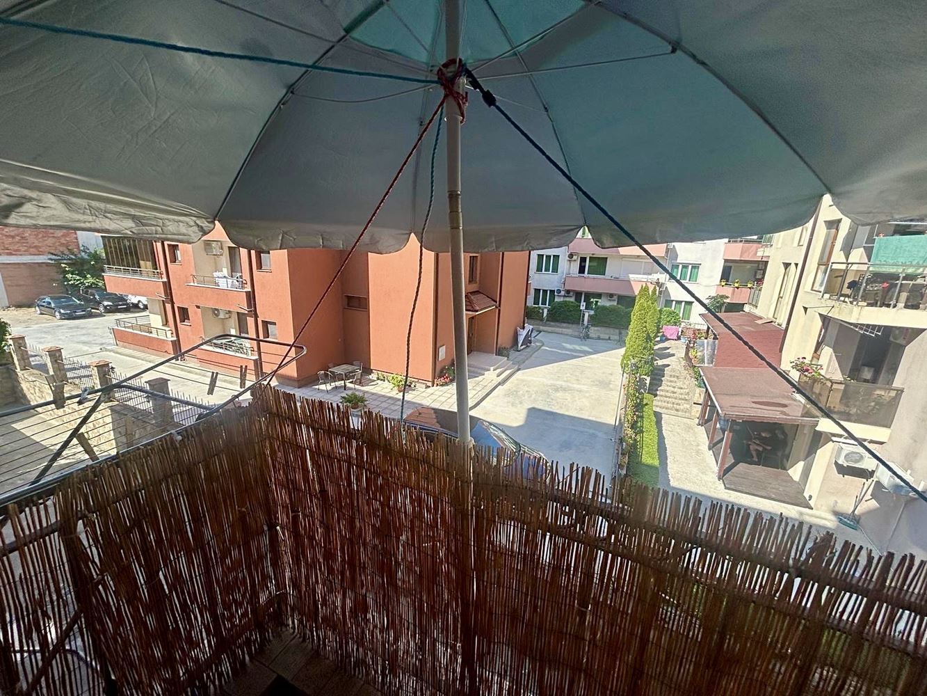 Geräumige Zweizimmerwohnung mit Blick ins Grüne in Nessebar – bezugsfertig