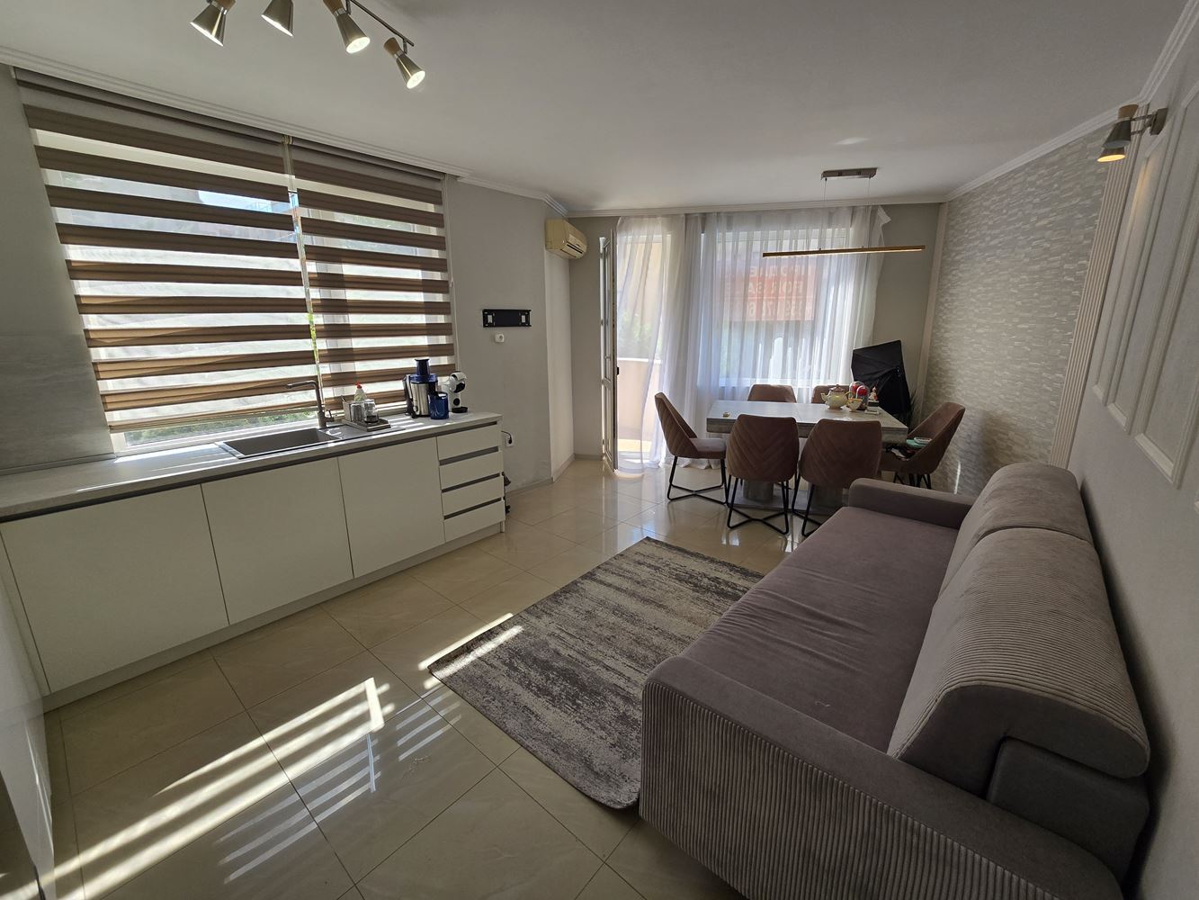 3-Zimmer-Wohnung mit luxuriöser Renovierung in Sonnenstrand – Blick auf den Pool und Möglichkeit zur Ratenzahlung