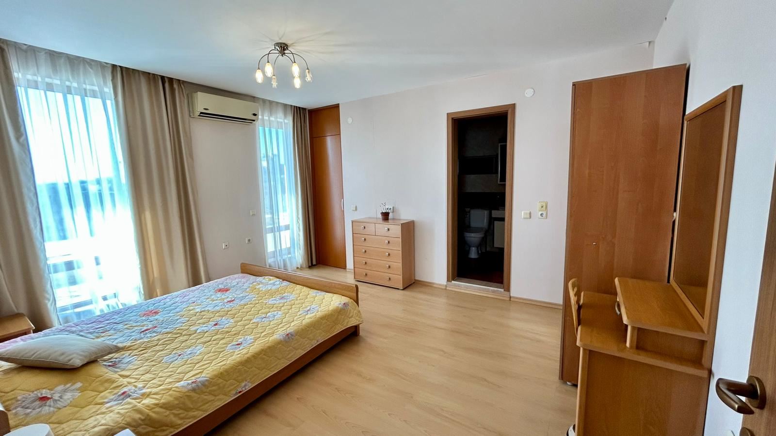 Sveti Vlas – Drei-Zimmer-Wohnung mit direktem Panoramablick auf das Meer in einer Anlage in erster Linie