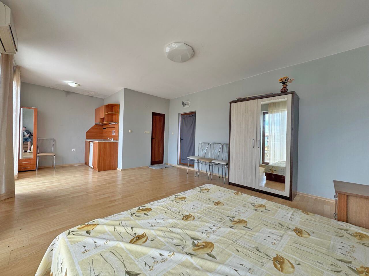 Panoramawohnung mit einem Schlafzimmer, großer Terrasse und offenem Blick – Sonnenstrand