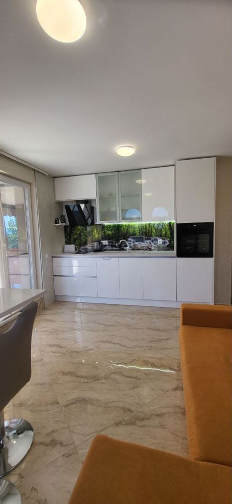 Drei-Zimmer-Wohnung mit zwei Schlafzimmern und großer Panoramaterrasse in einer stilvollen Wohnanlage in Sonnenstrand