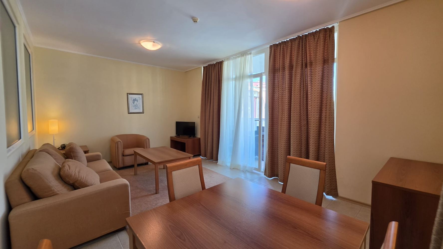 Geräumige 2-Zimmer-Wohnung mit einem Schlafzimmer in erster Meereslinie in Pomorie