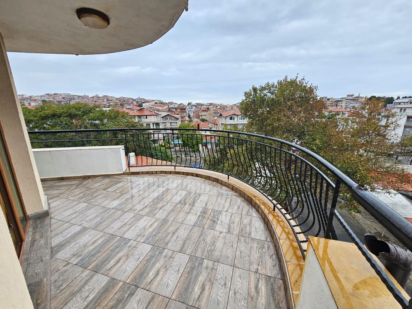 Geräumige Drei-Zimmer-Wohnung in erster Meereslinie in Sozopol mit einzigartiger Panoramaterrasse