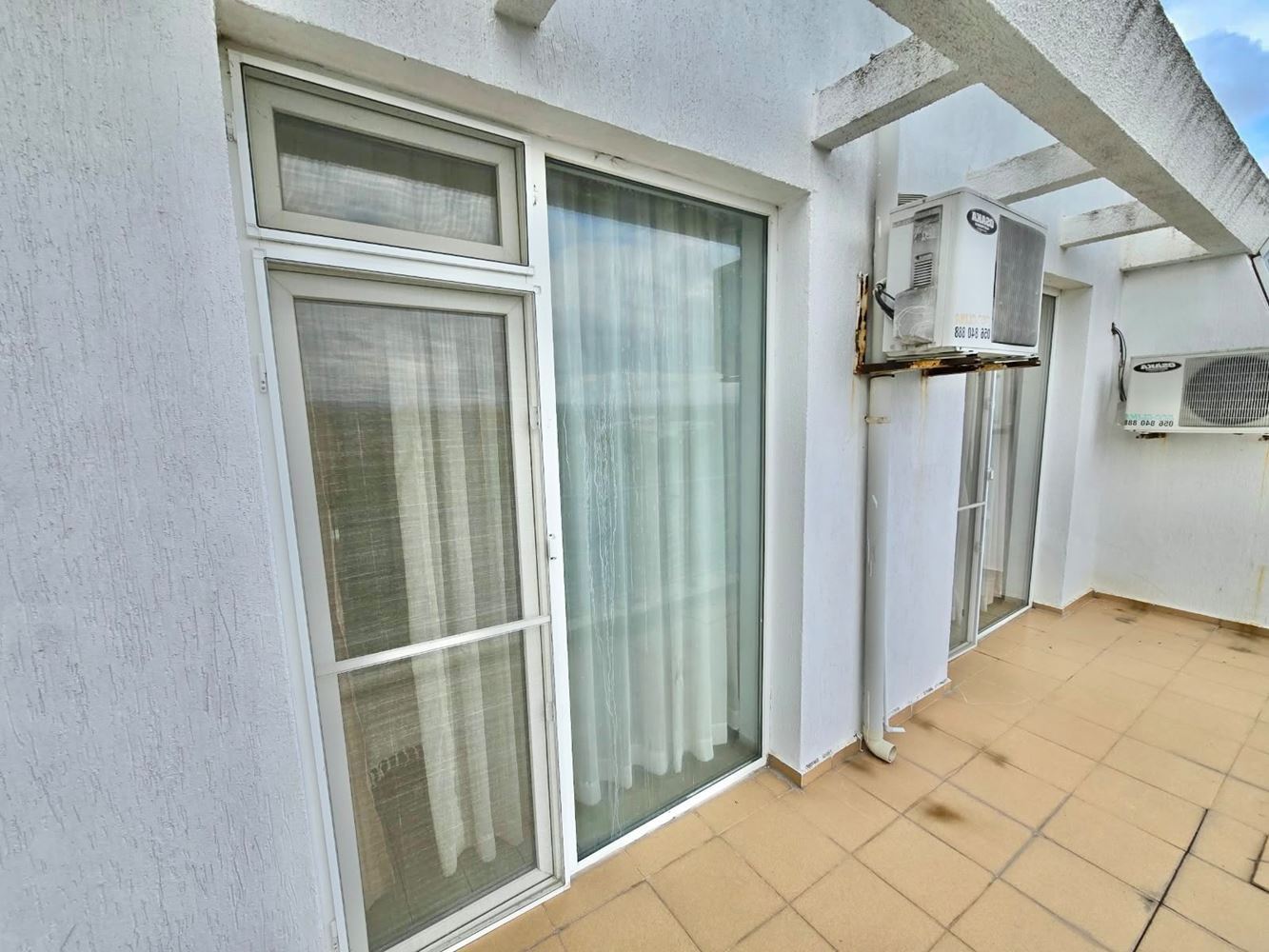 Großzügige Maisonettewohnung mit zwei Schlafzimmern und drei Balkonen in Sonnenstrand – Act 16, Haushaltsstrom und Poolblick