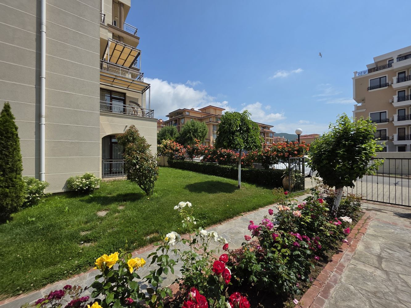 Meerkomfort mit eigenem Garten – 2-Zimmer-Wohnung mit einem Schlafzimmer nur wenige Schritte vom Strand in Sveti Vlas entfernt