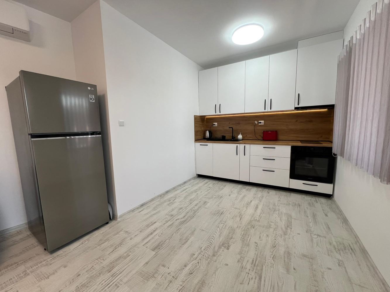 Großzügige Drei-Zimmer-Wohnung (Apartment mit zwei Schlafzimmern) mit großer Terrasse und Parkplatz in Sozopol – nahe Harmani-Strand