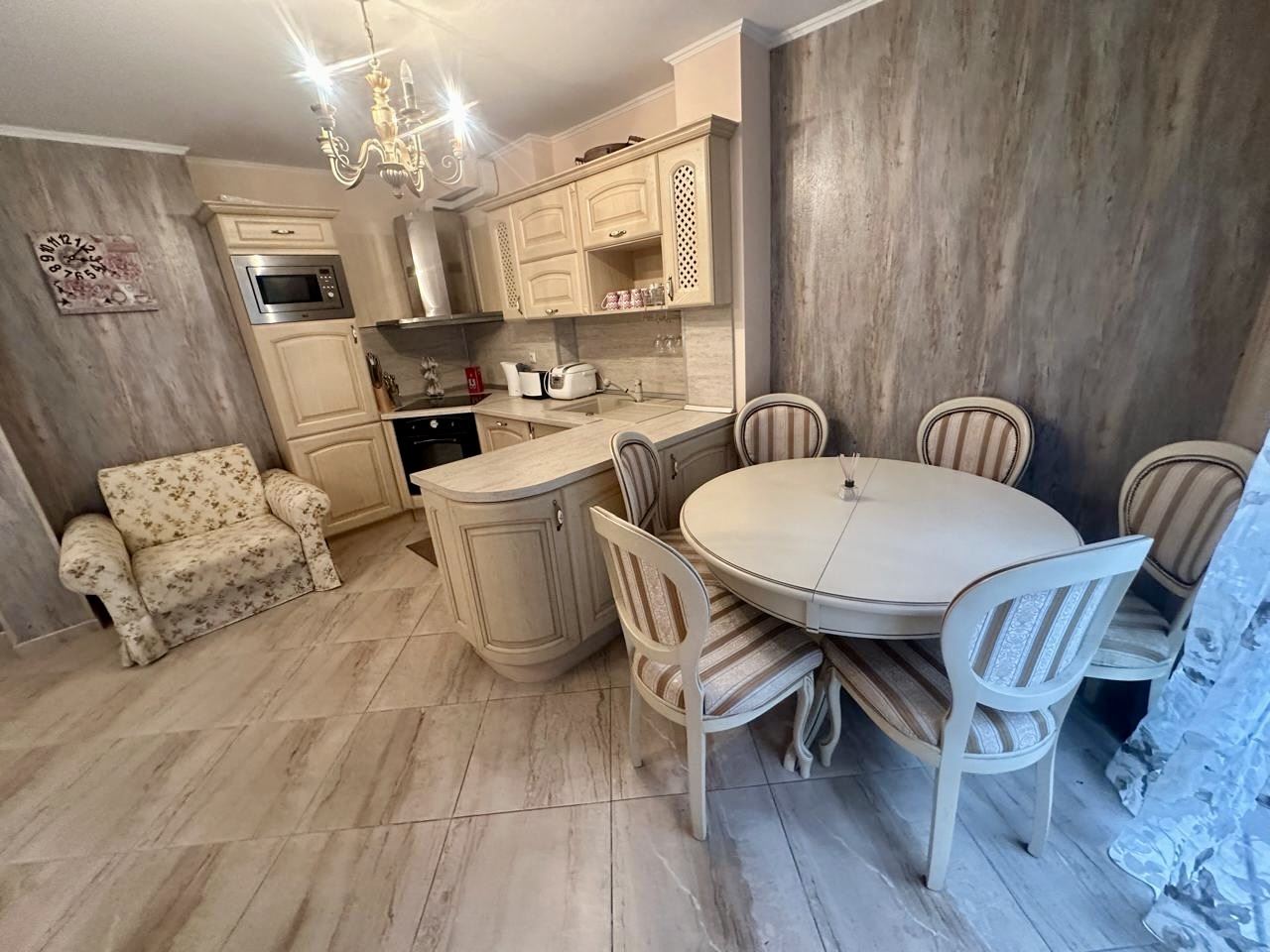 Luxuriöses Maisonette-Apartment mit Garten in Elite-Komplex – Komfort und Entspannung in Meeresnähe