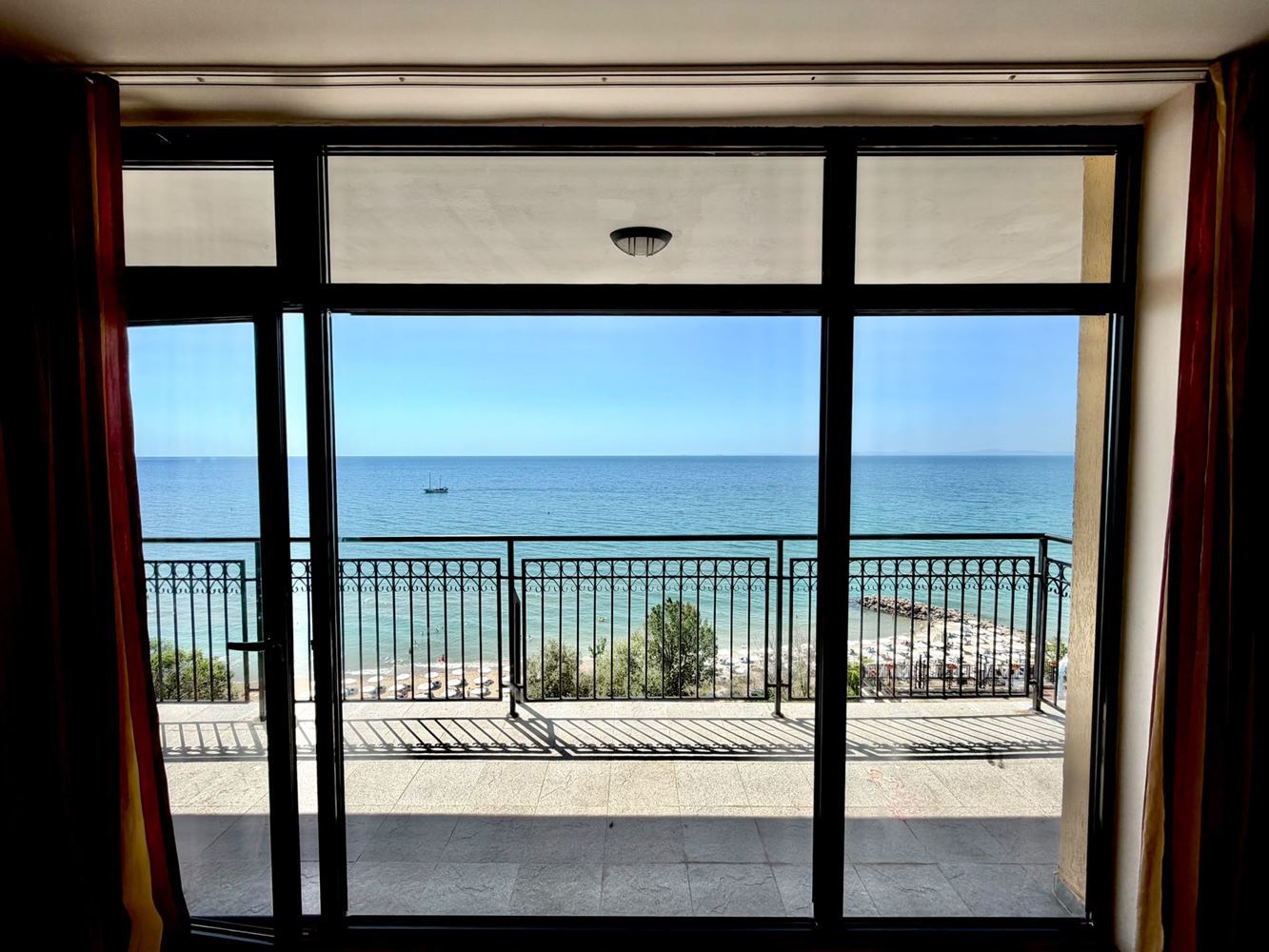2-Zimmer-Wohnung mit Panoramablick auf das Meer in erster Meereslinie in Sveti Vlas