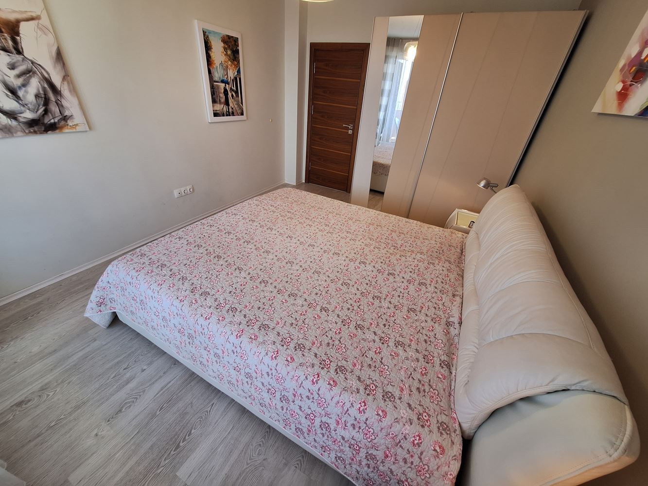 Geräumige 3-Zimmer-Wohnung mit Parkplatz nur 200 Meter vom Meer entfernt in Sveti Vlas