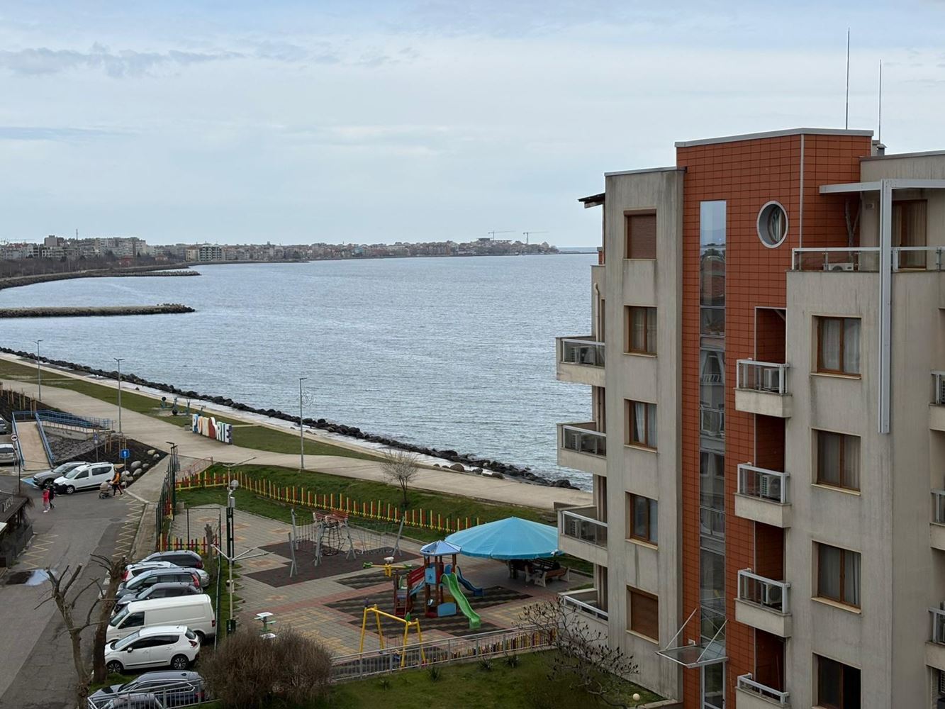Panoramische Zwei-Zimmer-Wohnung in erster Meereslinie in Pomorie mit direktem Meerblick