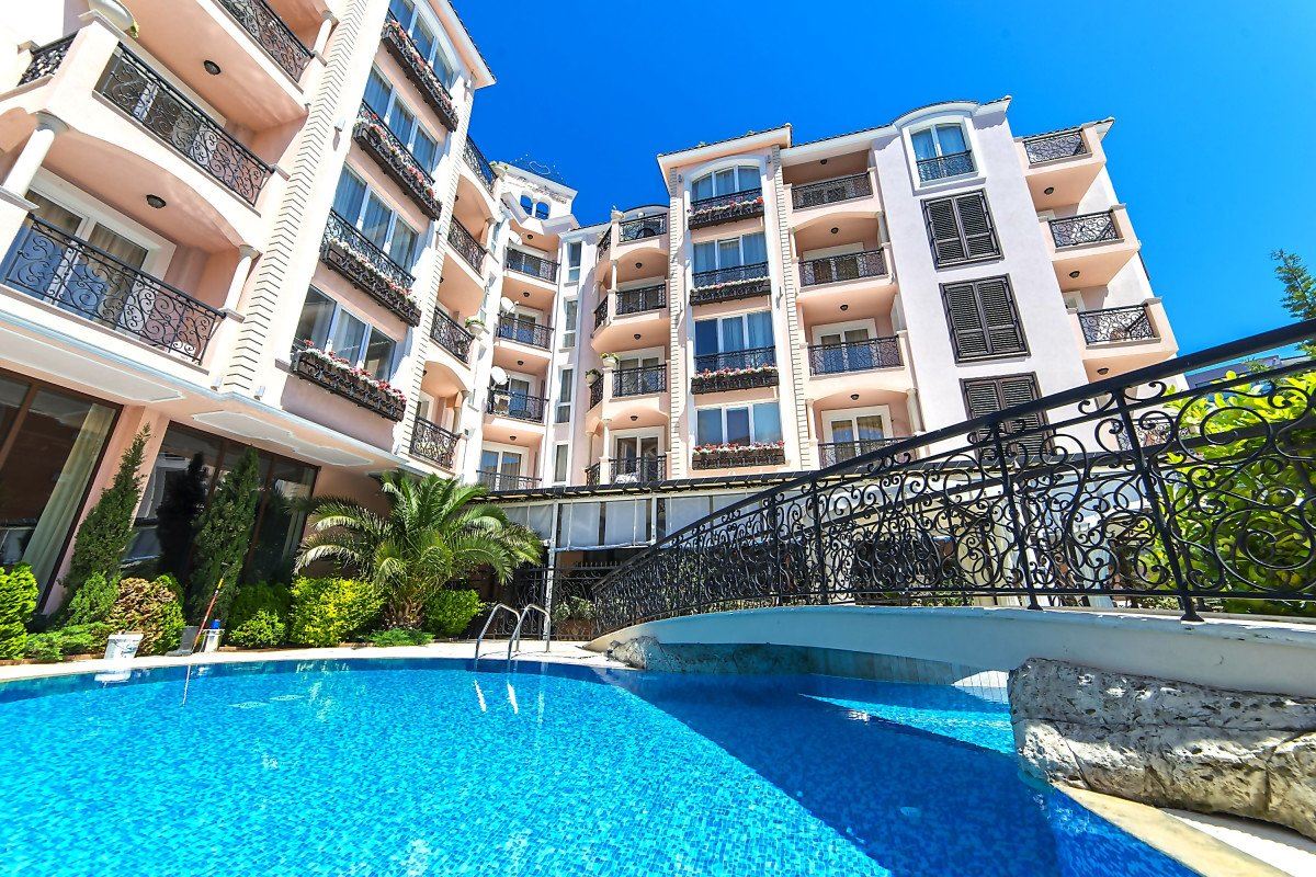 Elegante Zweizimmerwohnung mit Poolblick in einer luxuriösen Anlage in Sonnenstrand