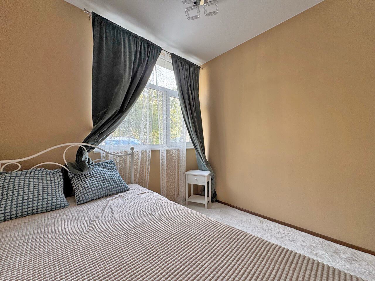 Geräumige Drei-Zimmer-Wohnung mit Poolblick in Sonnenstrand
