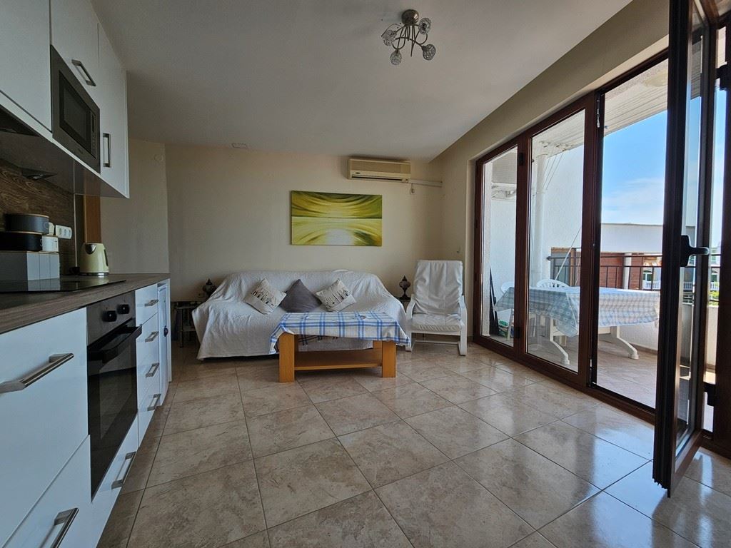 Panorama-Apartment mit zwei Schlafzimmern nur wenige Meter vom Strand entfernt in Elenite mit atemberaubendem Blick auf die Bucht