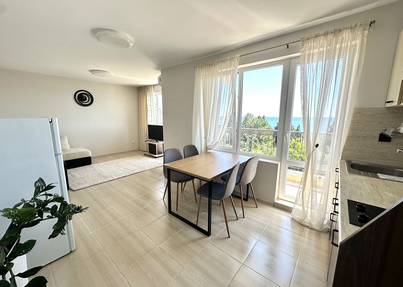 Zweizimmerwohnung in erster Meereslinie mit Panoramablick auf das Meer in Nessebar