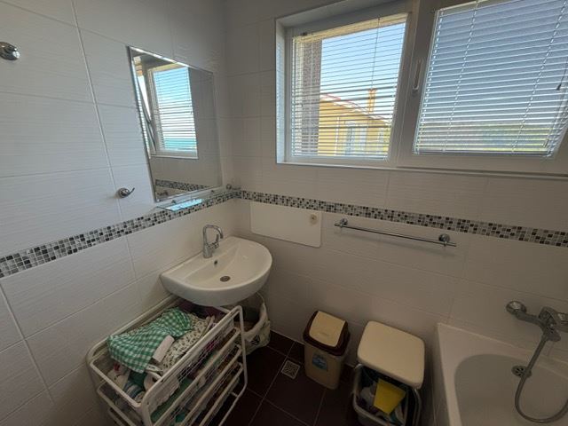 Geräumiges Appartment mit zwei Schlafzimmern in erster Meereslinie mit frontalem Panoramablick auf das Meer