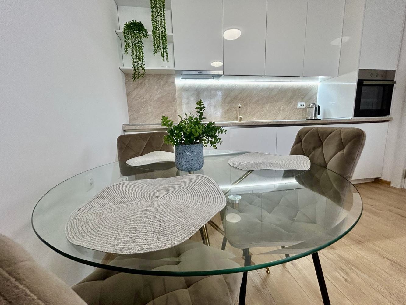 Zwei-Zimmer-Oase in einem neuen Luxuskomplex in Sonnenstrand – mit Poolblick