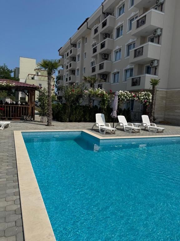Geräumige Wohnung mit einem Schlafzimmer, großer Terrasse und Poolblick in Sonnenstrand