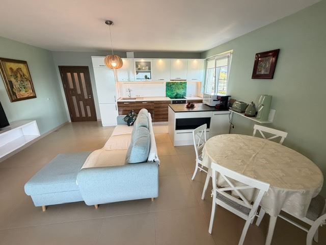 Geräumiges Appartment mit zwei Schlafzimmern in erster Meereslinie mit frontalem Panoramablick auf das Meer