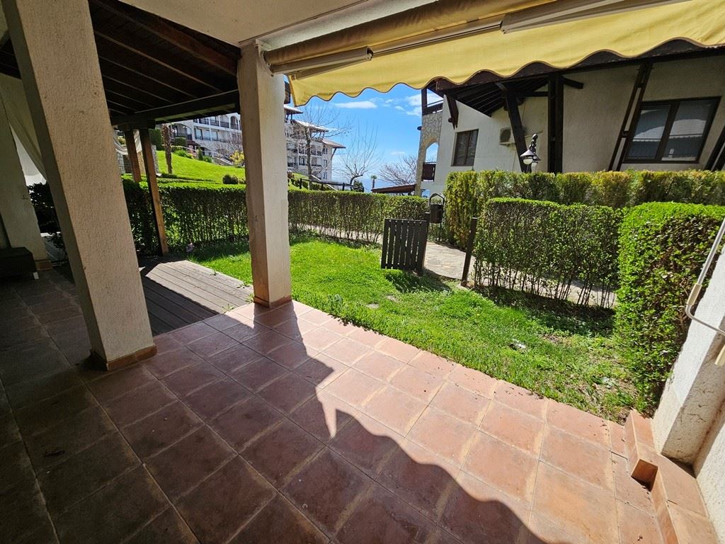 Luxus in erster Meereslinie – stilvolle Wohnung mit Veranda, privatem Garten und Meerblick in Sveti Vlas