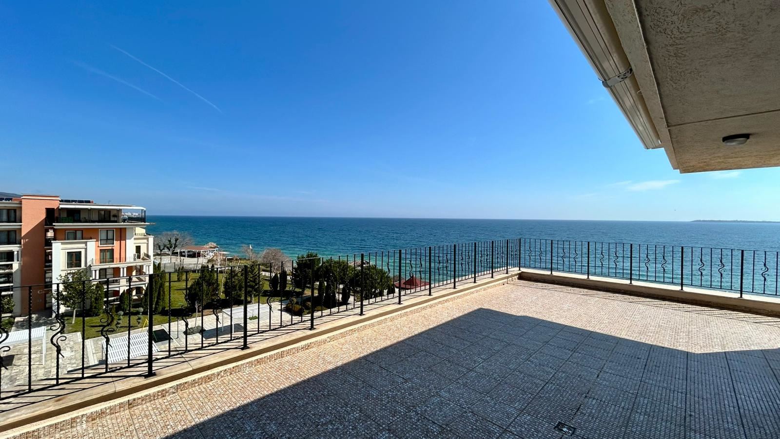 Sveti Vlas – Drei-Zimmer-Wohnung mit direktem Panoramablick auf das Meer in einer Anlage in erster Linie