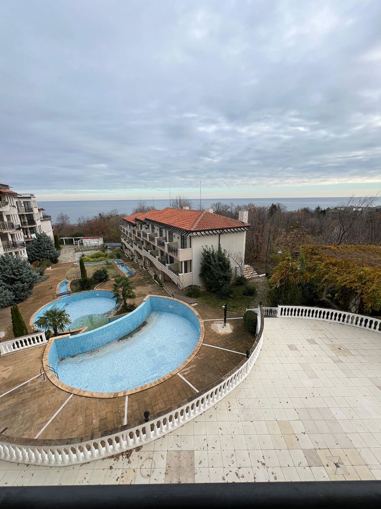 Luxuriöse Drei-Zimmer-Wohnung mit Panoramablick auf das Meer und den Pool – erste Meereslinie in Obzor!