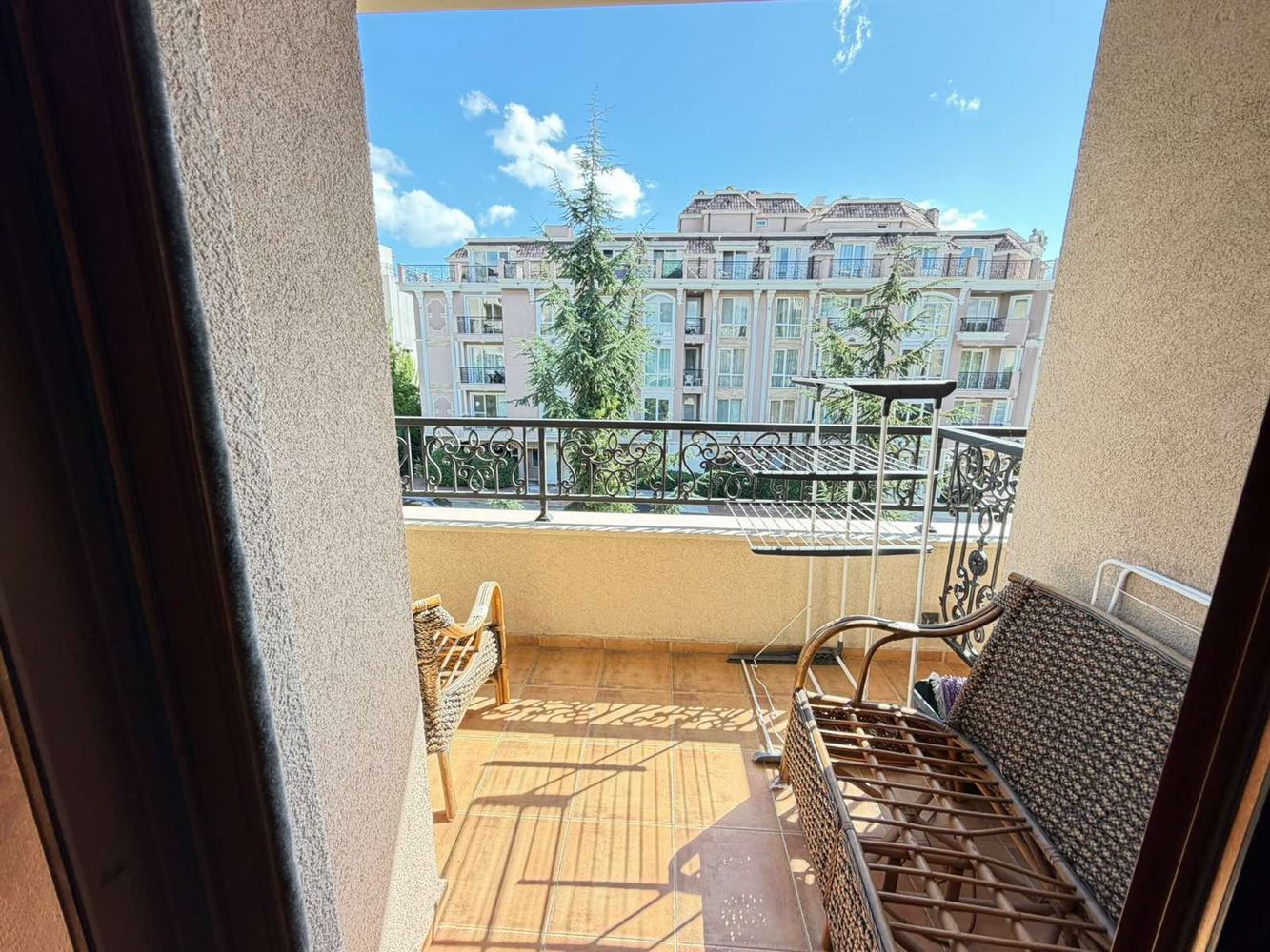 Luxuriöse Zweizimmerwohnung mit Blick ins Grüne in einer prestigeträchtigen Anlage in Sonnenstrand