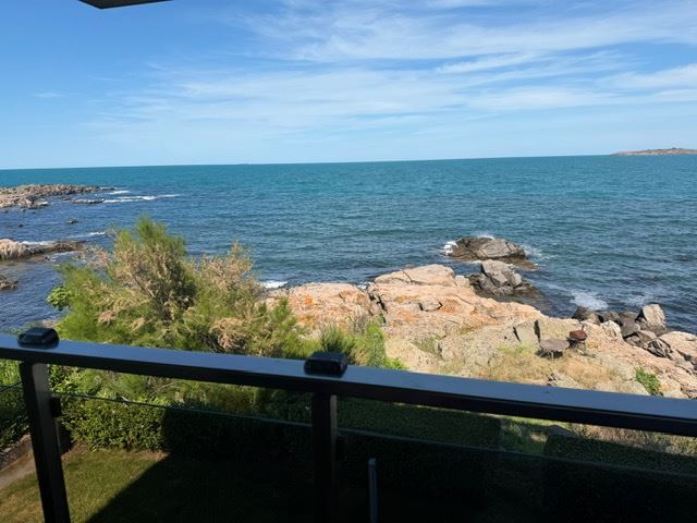 Geräumiges Appartment mit zwei Schlafzimmern in erster Meereslinie mit frontalem Panoramablick auf das Meer