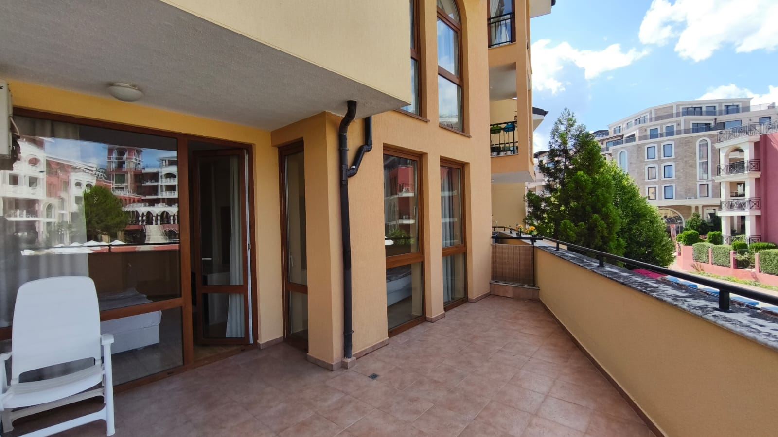 Geräumiges Zwei-Schlafzimmer-Apartment mit Meerblick in Sveti Vlas, nur 200 Meter vom Strand entfernt