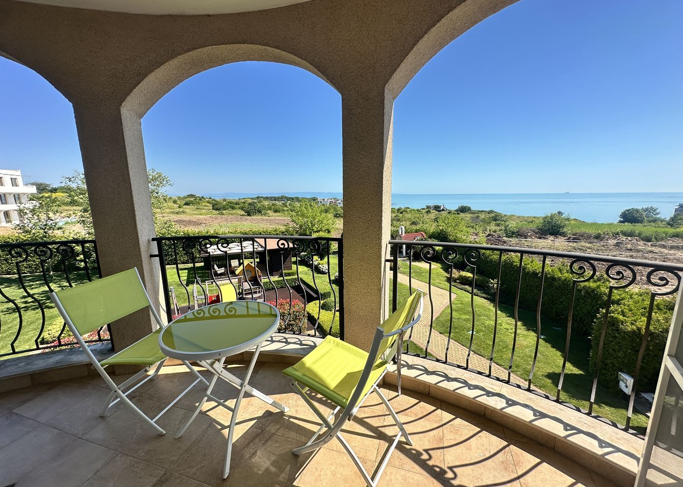 Geräumige 2-Zimmer-Wohnung mit Panoramablick auf das Meer in Tschernomorez – ein bezugsfertiges Zuhause am Meer