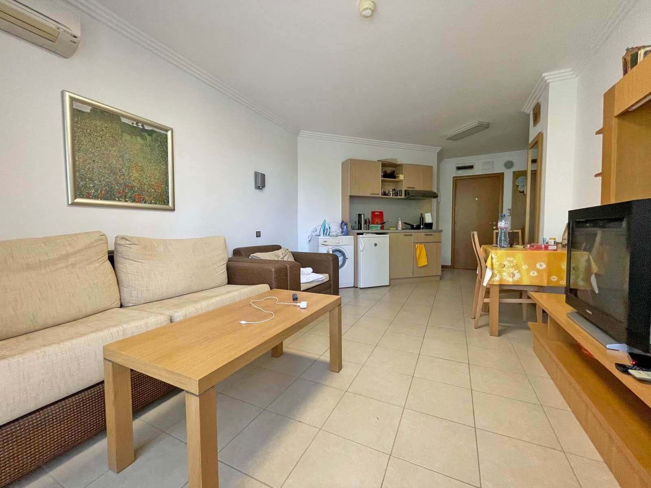 Hoher Standard und vielfältige Annehmlichkeiten – Hervorragende Zwei-Zimmer-Wohnung in einem Luxuskomplex direkt am Meer in Ravda