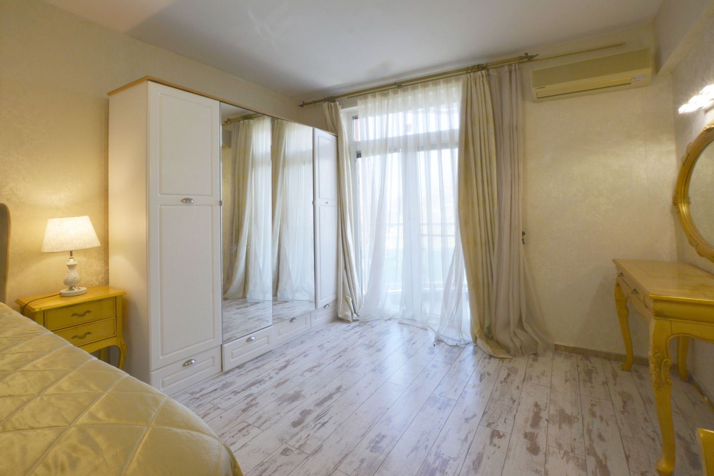 Luxuriöse Drei-Zimmer-Wohnung mit Meerblick in erster Reihe in Ravda – 114 m², zwei Terrassen und maximaler Komfort